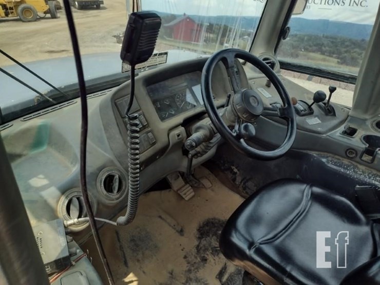 2005-deere-300d-image-13