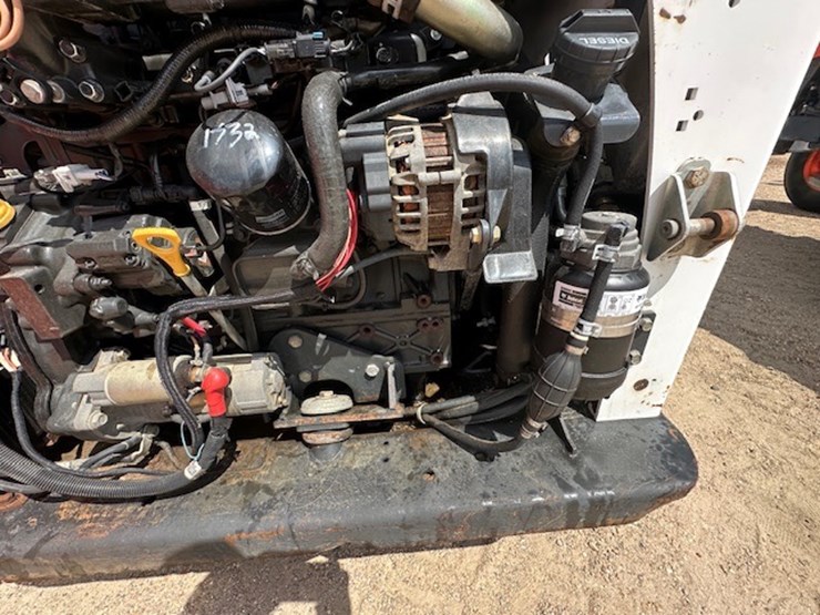2016-bobcat-t740-image-39