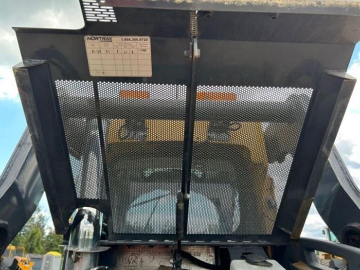 2017-deere-320e-image-36