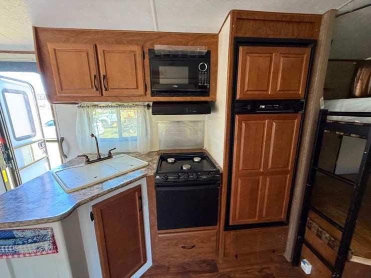 2016-creekside-24'-camper-(slide,-awning,-tandem-image-19