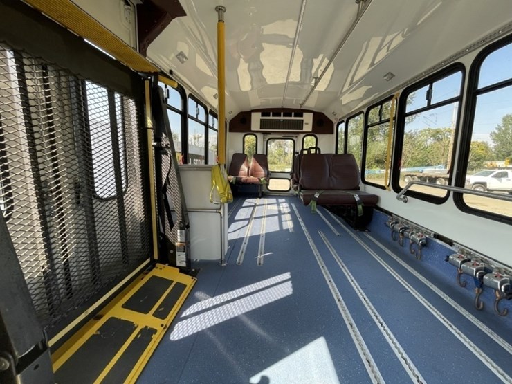 2015-chevrolet-express-paratransit-bus-image-33