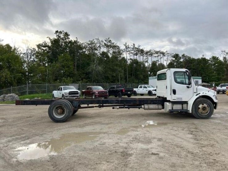 2006-freightliner-business-class-m2-106-image-3