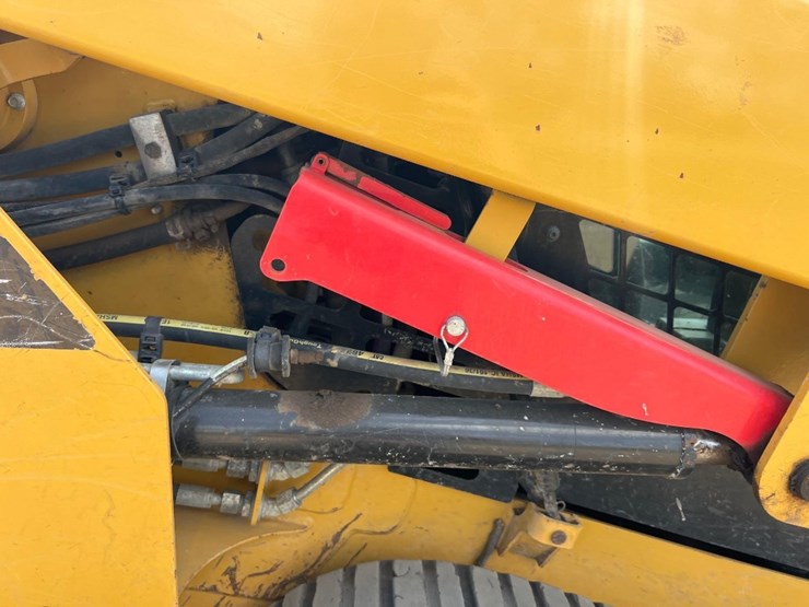 2019-caterpillar-239d-image-16