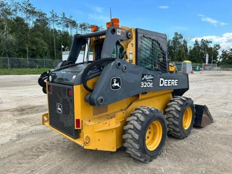 2017-deere-320e-image-7