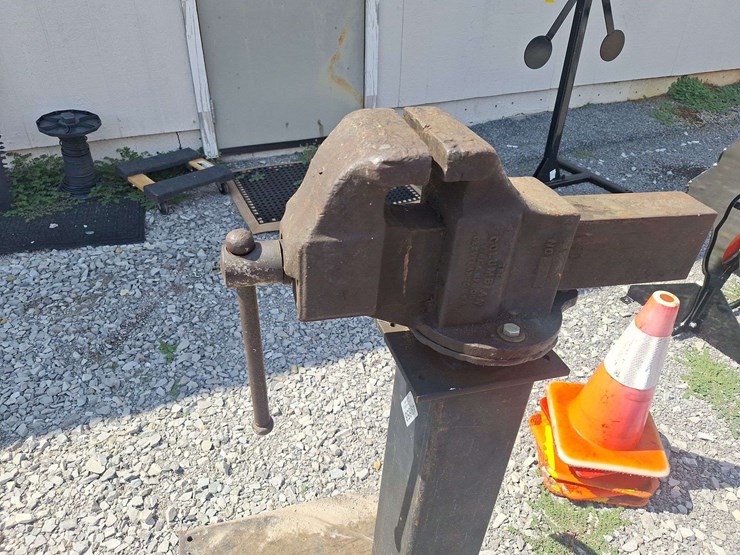 columbian-vice-on-metal-stand-image-1