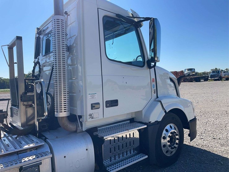 2016-volvo-day-cab-semi-image-50