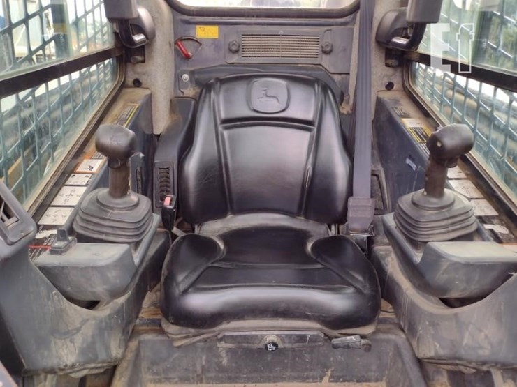2015-deere-329e-image-11