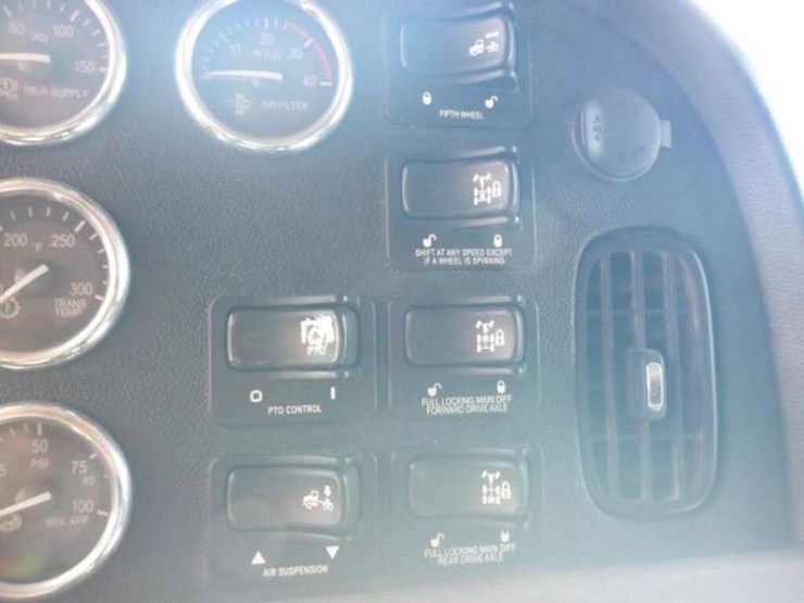 2015-peterbilt-367-image-16