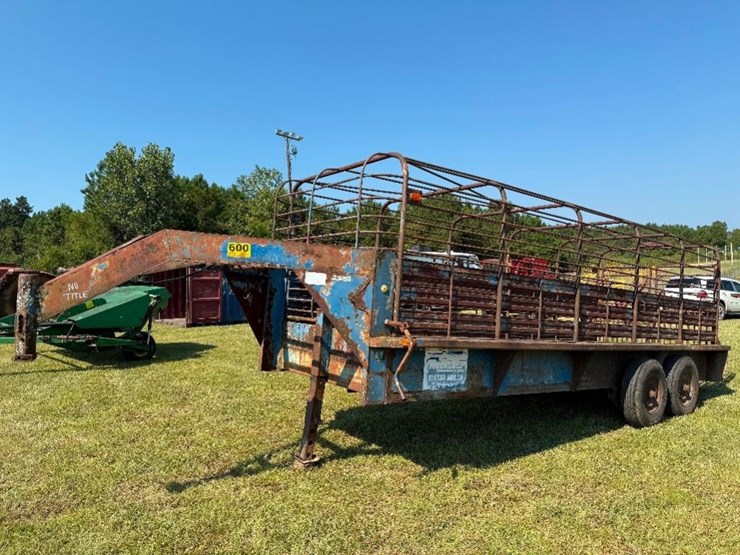 20'-neckover-gooseneck-stock-trailer-**no-title**-image-2