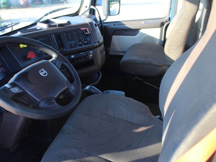2015-volvo-vnl42t300-image-11
