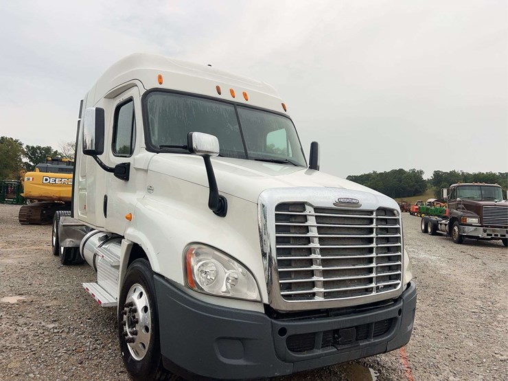 2014-freightliner-cascadia-t/a-sleeper-semi-truck-image-5