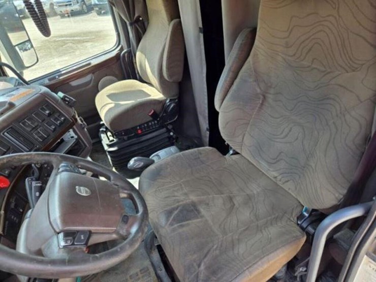 2015-volvo-vnl-t/a-hiway-tractor---sleeper-4v4nc9e-image-17
