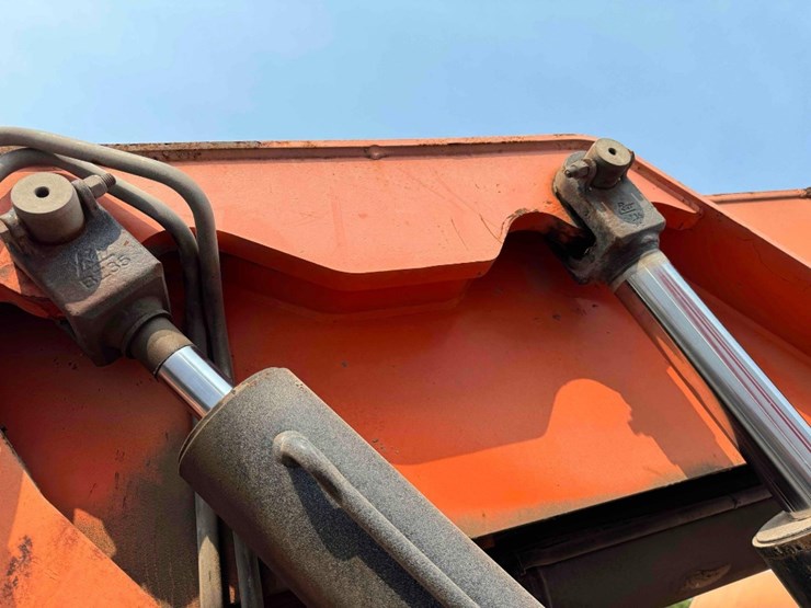 2013-jlg-8042-image-42