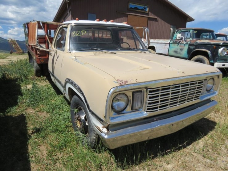 1972-dodge-d300-1-ton-pickup-with-stock-bed-image-1