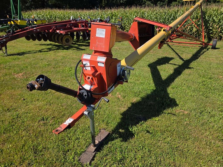 westfield-mk-8"-x-61'-auger-with-single-auger-swing-hopper,-hydraulic-lift,-15"-tires-*one-will-need-image-3