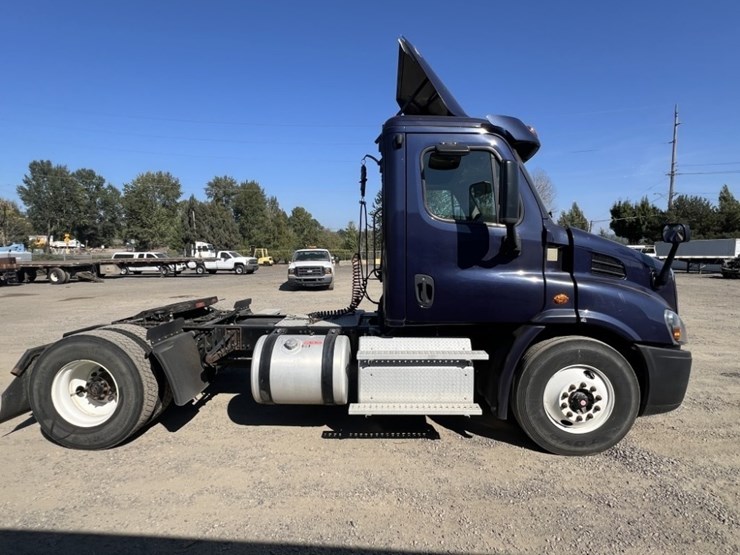 2017-freightliner-cascadia-s/a-truck-tractor-image-3