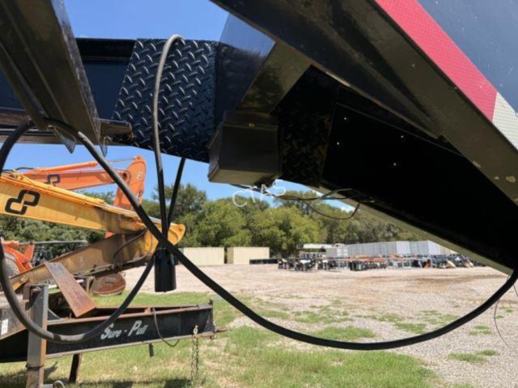 #92-•-ranch-king-26'-gooseneck-trailer-image-4