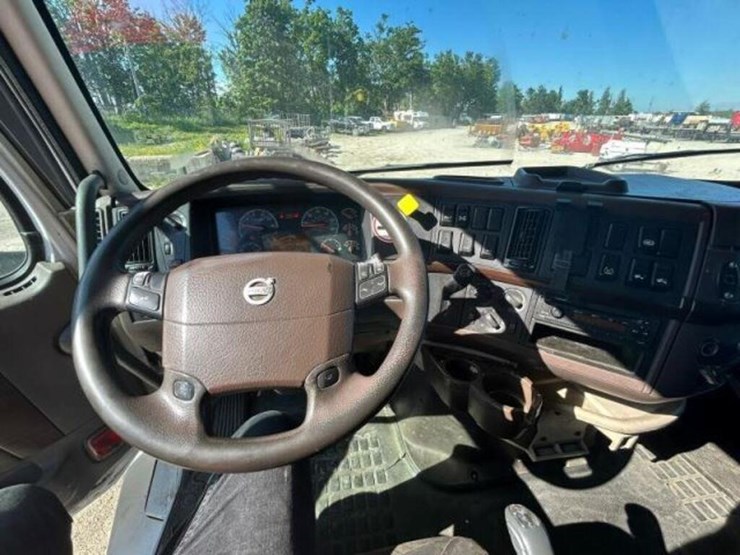 2015-volvo-t/a-hiway-tractor---sleeper-4v4nc9eh3fn-image-16