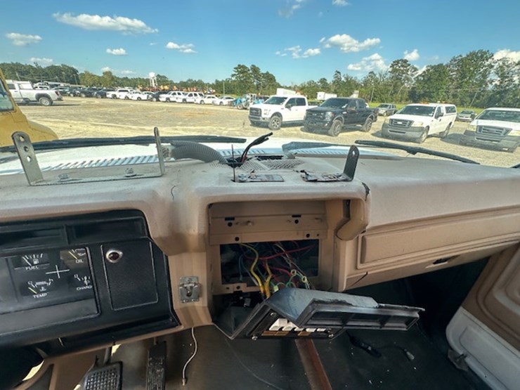 1983-ford-7000-image-41