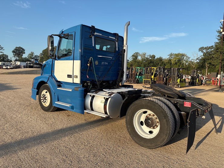 2015-volvo-vnl42t300-image-4