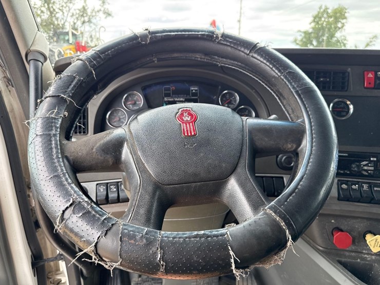 2014-kenworth-t680-image-25