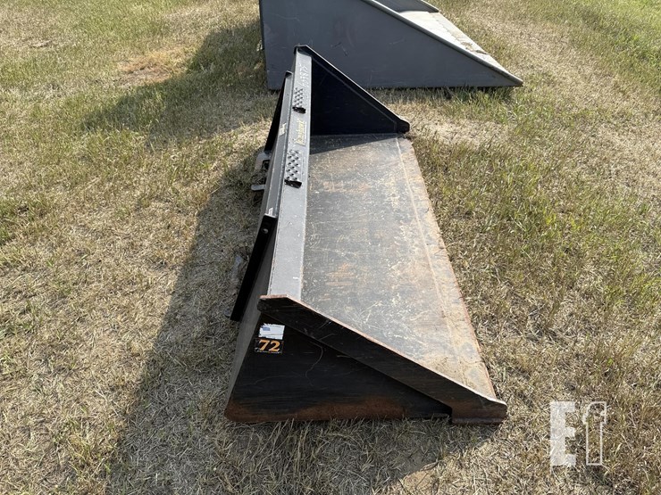tomahawk-72-inch-skid-steer-dirt-bucket-image-4