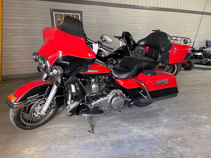 #111-•-2010-harley-ultra-limited-image-1