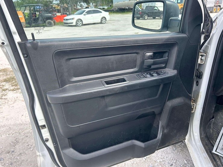 2019-ram-1500-classic-image-13