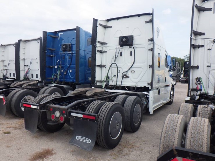 2023-freightliner-cascadia-126-image-5