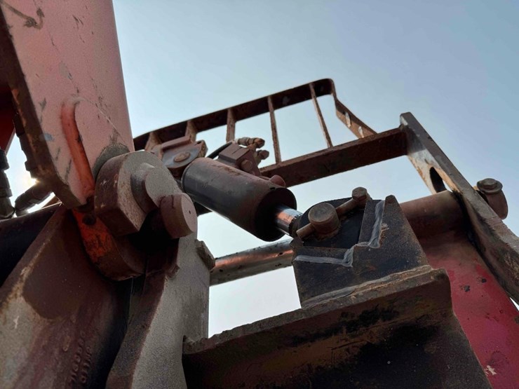 2013-jlg-8042-image-24