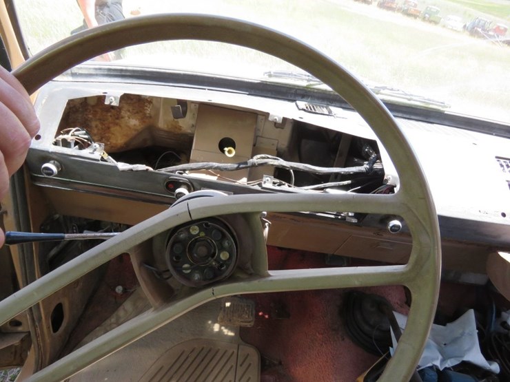 1972-dodge-d300-1-ton-pickup-with-stock-bed-image-9