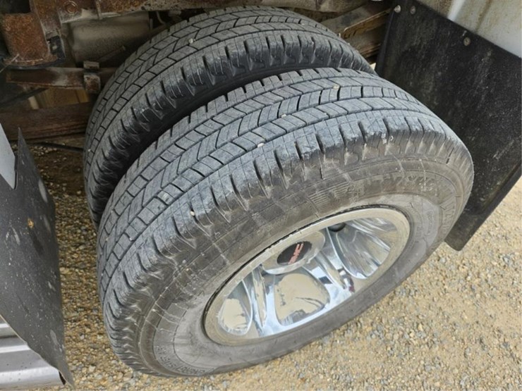 2011-gmc-3500-image-37