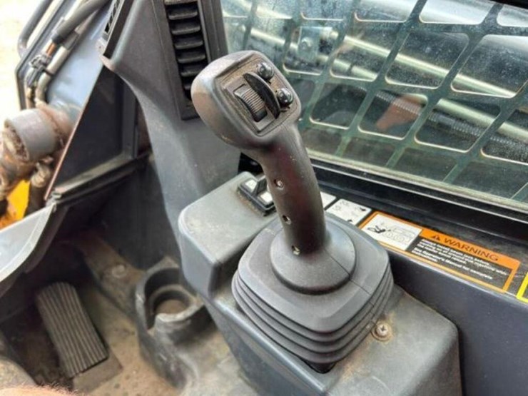 2017-deere-320e-image-10