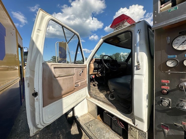 1983-ford-7000-image-30