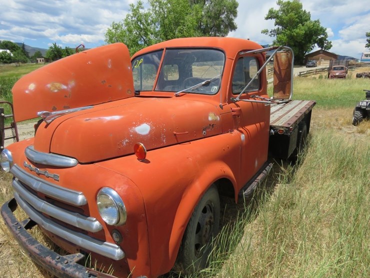 1949-dodge-b-1-d-126-1-ton-flatbed-truck-image-16