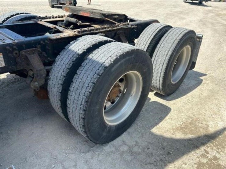 2015-volvo-t/a-hiway-tractor---sleeper-4v4nc9eh5fn-image-38