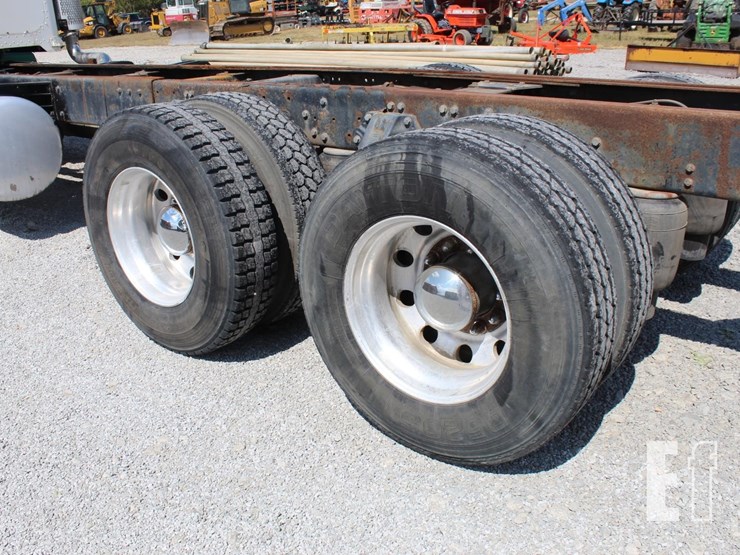 2005-peterbilt-385-image-8