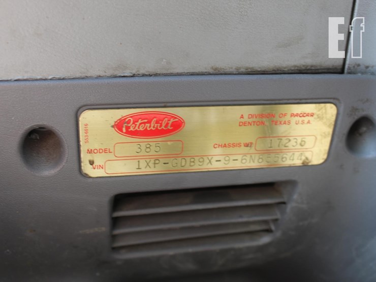 2005-peterbilt-385-image-4
