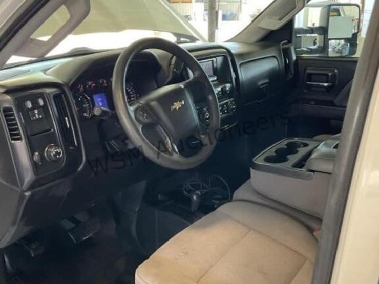 2015-chevrolet-3500-image-22