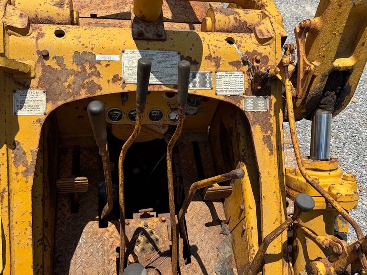 caterpillar-933-image-36