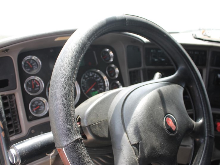 2011-kenworth-t700-image-13