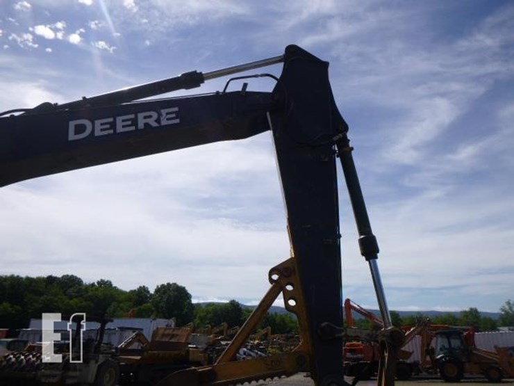 2011-deere-225d-lc-image-40