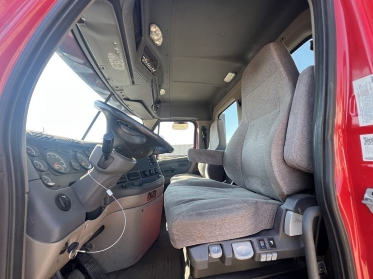 2017-freightliner-cascadia-s/a-truck-tractor-image-18