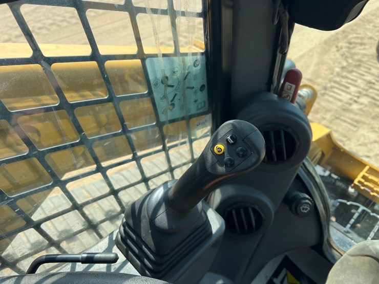 2020-caterpillar-279d3-image-28