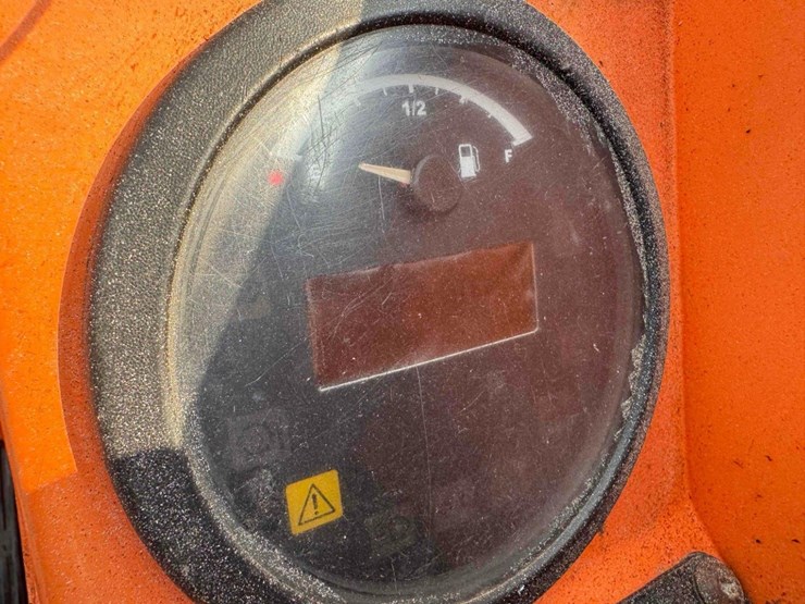 2013-jlg-8042-image-12