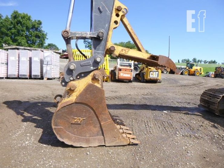 2011-deere-225d-lc-image-43