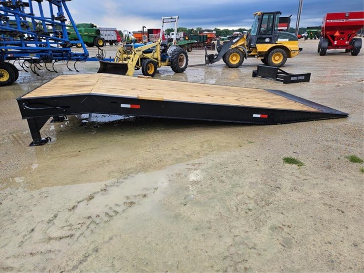 #403-•-x-star-20'-x-101"-loading-ramp-image-2