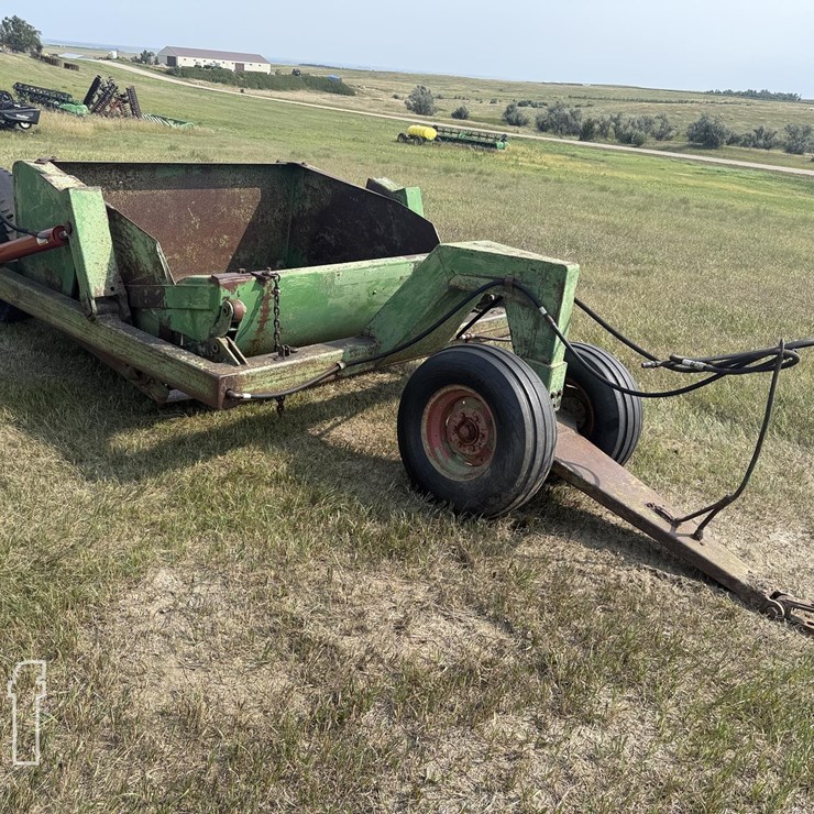 PULL TYPE DIRT SCRAPER