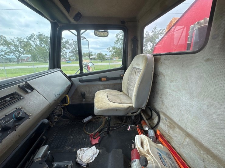 2001-freightliner-fl70-image-31