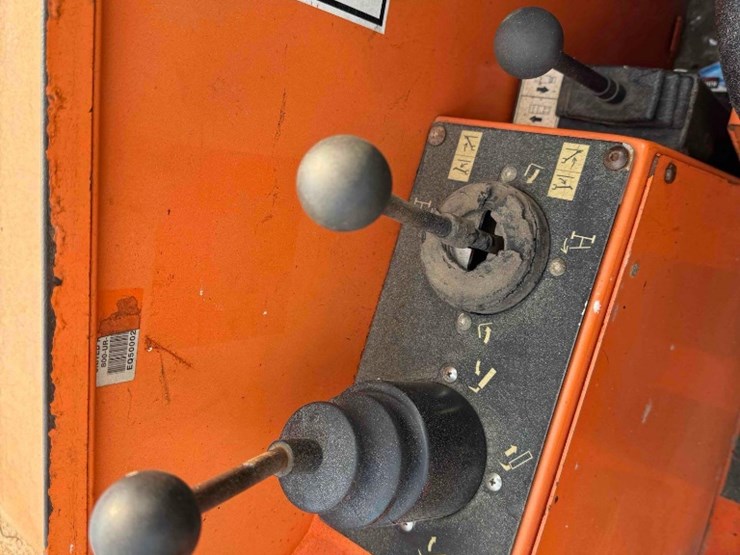 2013-jlg-8042-image-33